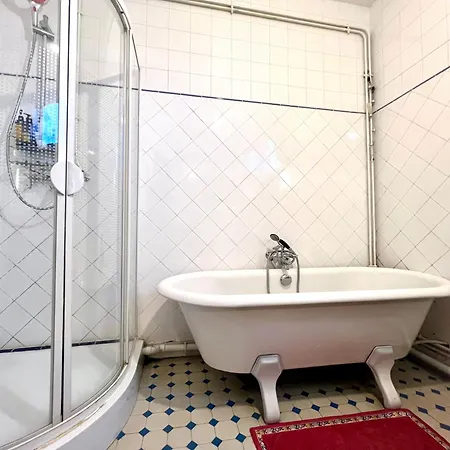 2 Bedrooms Chic 18th District 아파트