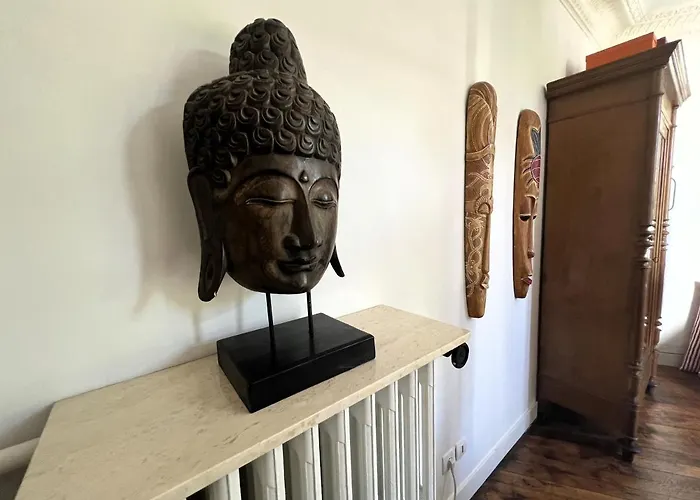 2 Bedrooms Chic 18th District