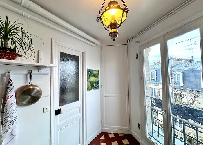 2 Bedrooms Chic 18th District