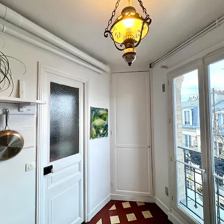 2 Bedrooms Chic 18th District