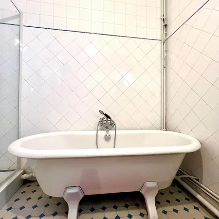 2 Bedrooms Chic 18th District *