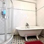 2 Bedrooms Chic 18th District דירה